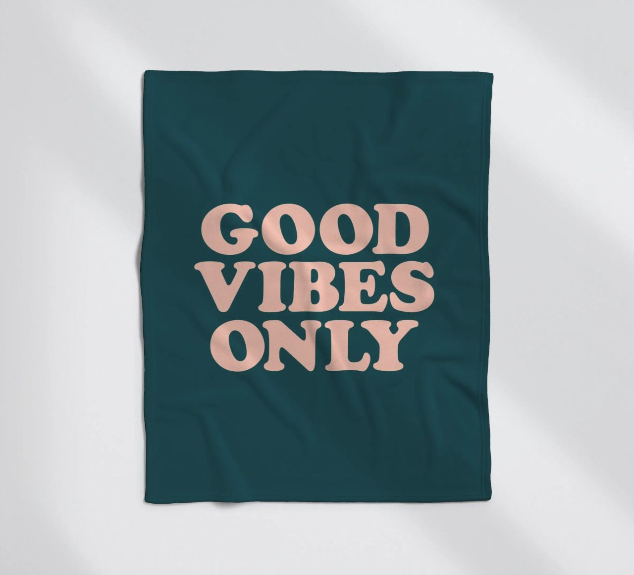 Good Vibes Only Retro Typography Design coperta in pile da THE MOTIVATED TYPE