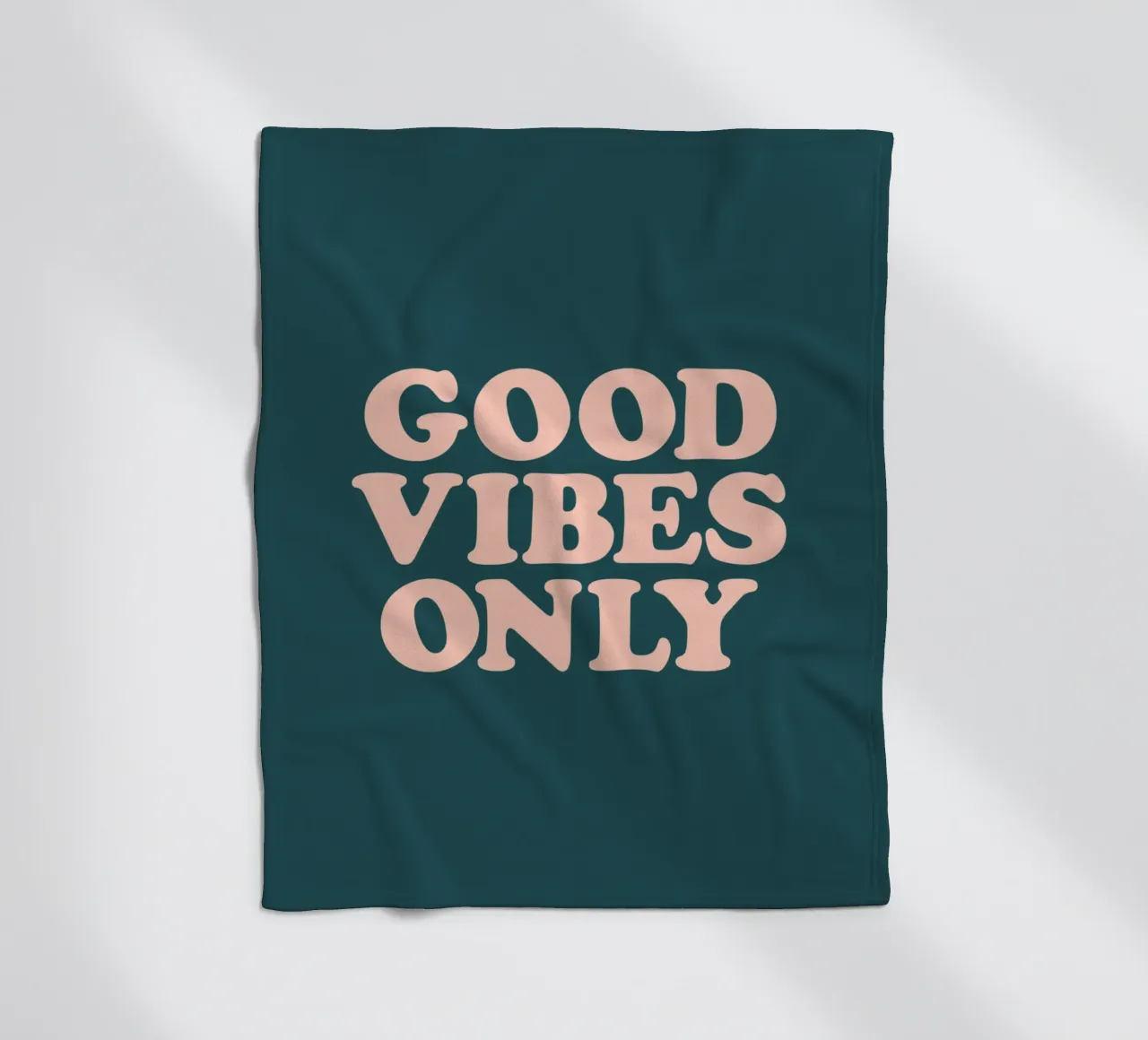 Good Vibes Only Retro Typography Design coperta in pile da THE MOTIVATED TYPE