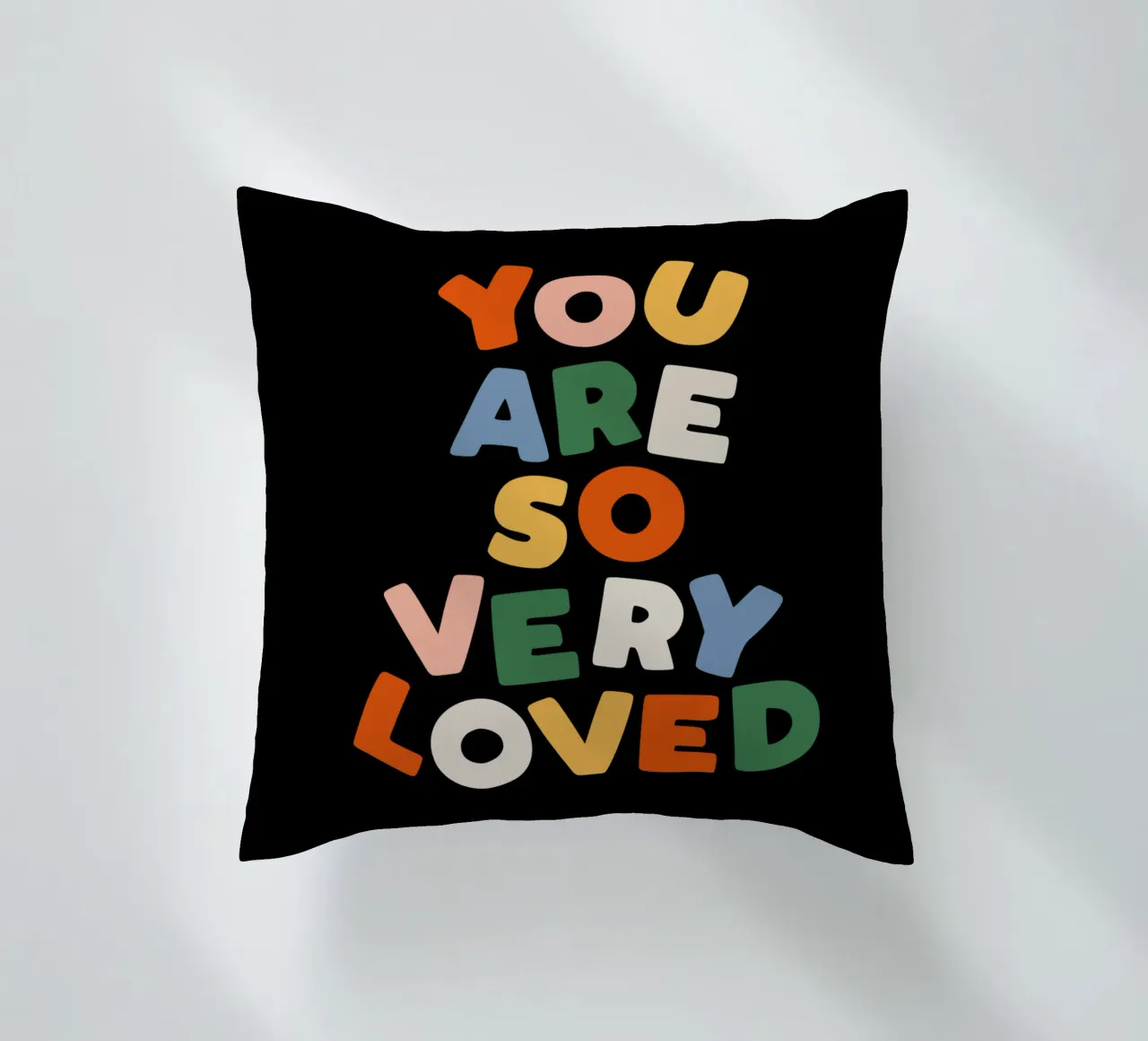 You Are So Very Loved en rouge, vert, bleu, jaune et pêche coussin de THE MOTIVATED TYPE