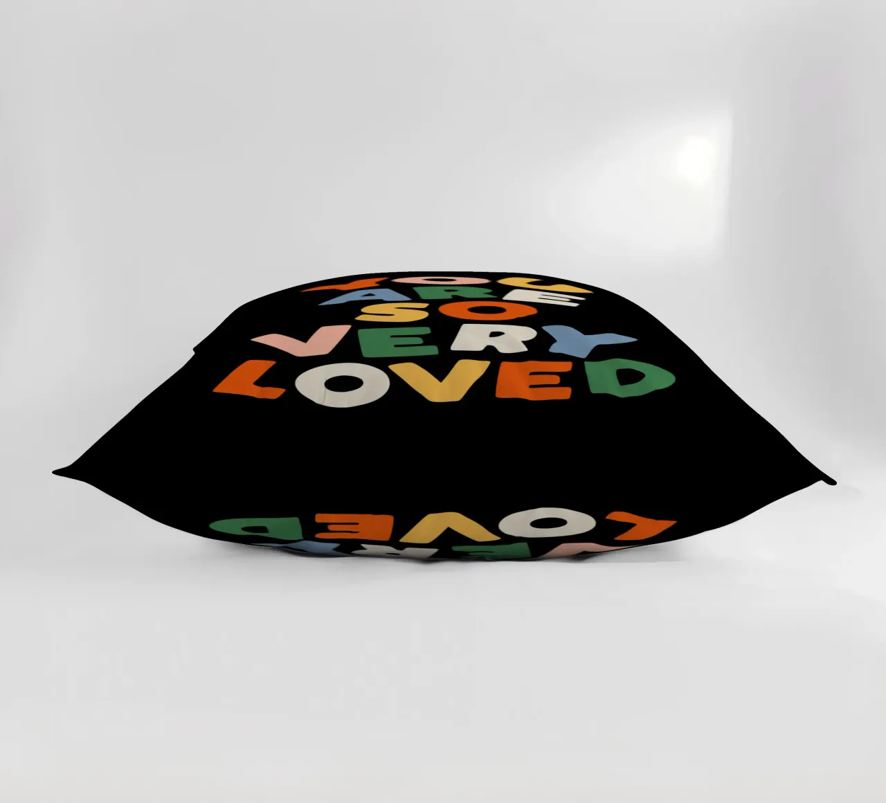 You Are So Very Loved en rouge, vert, bleu, jaune et pêche coussin de THE MOTIVATED TYPE
