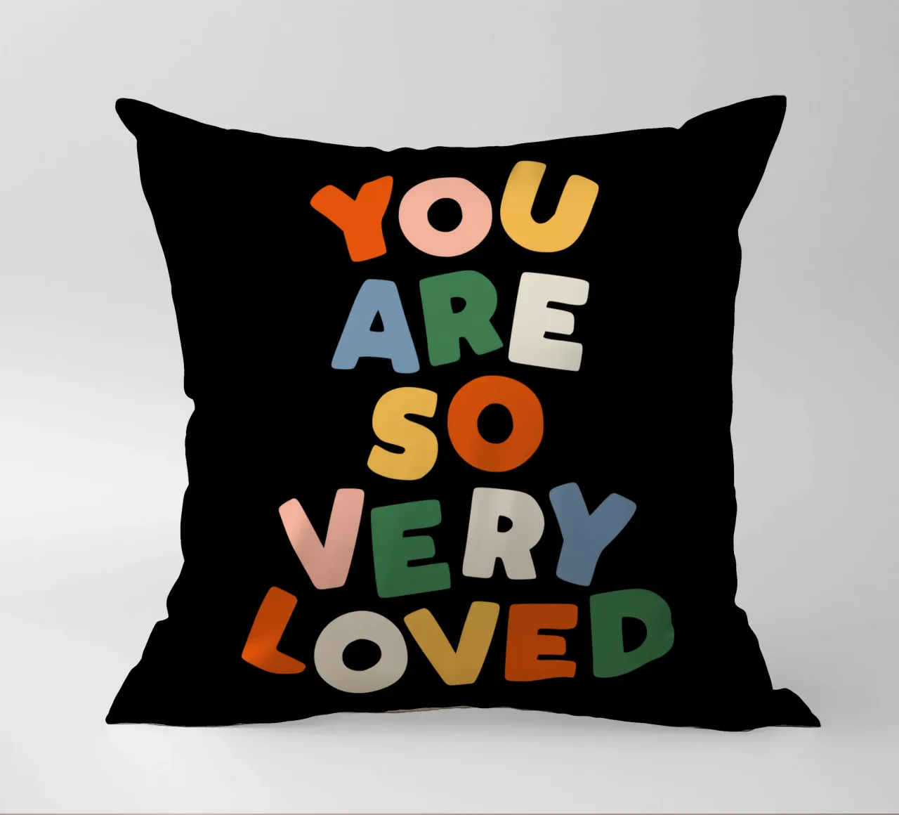 You Are So Very Loved en rouge, vert, bleu, jaune et pêche coussin de THE MOTIVATED TYPE