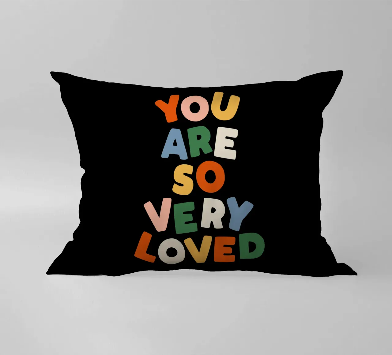 You Are So Very Loved en rouge, vert, bleu, jaune et pêche coussin de THE MOTIVATED TYPE