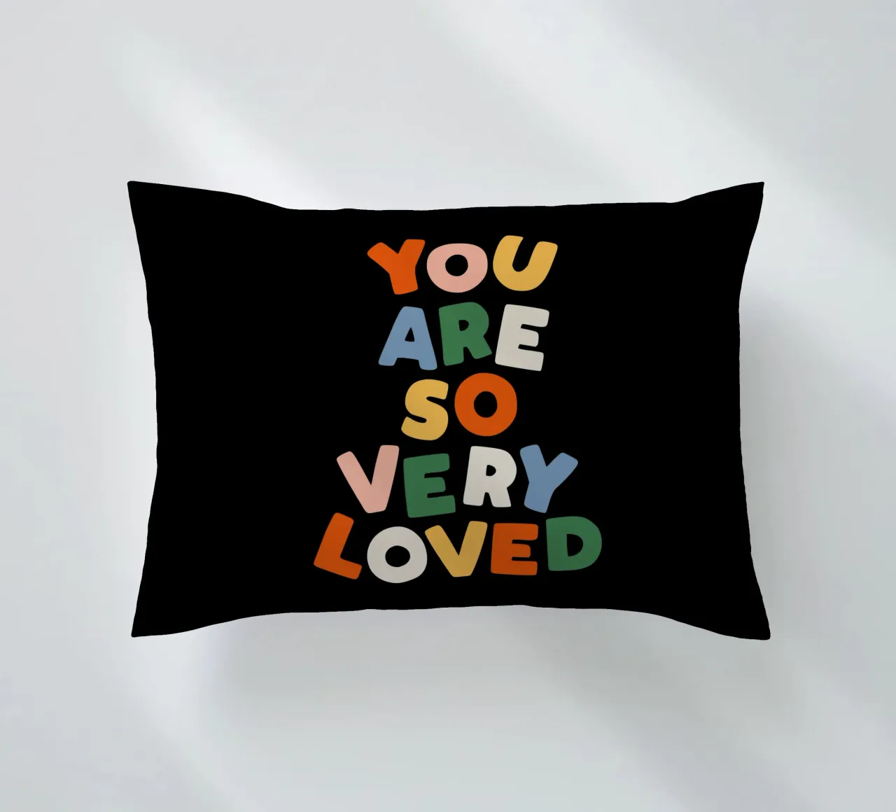 You Are So Very Loved en rouge, vert, bleu, jaune et pêche coussin de THE MOTIVATED TYPE