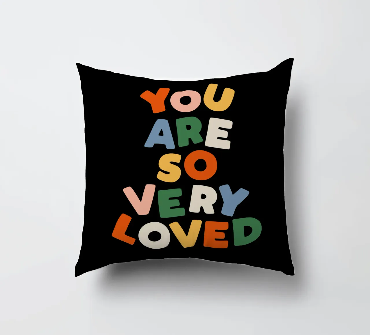 You Are So Very Loved en rouge, vert, bleu, jaune et pêche coussin de THE MOTIVATED TYPE