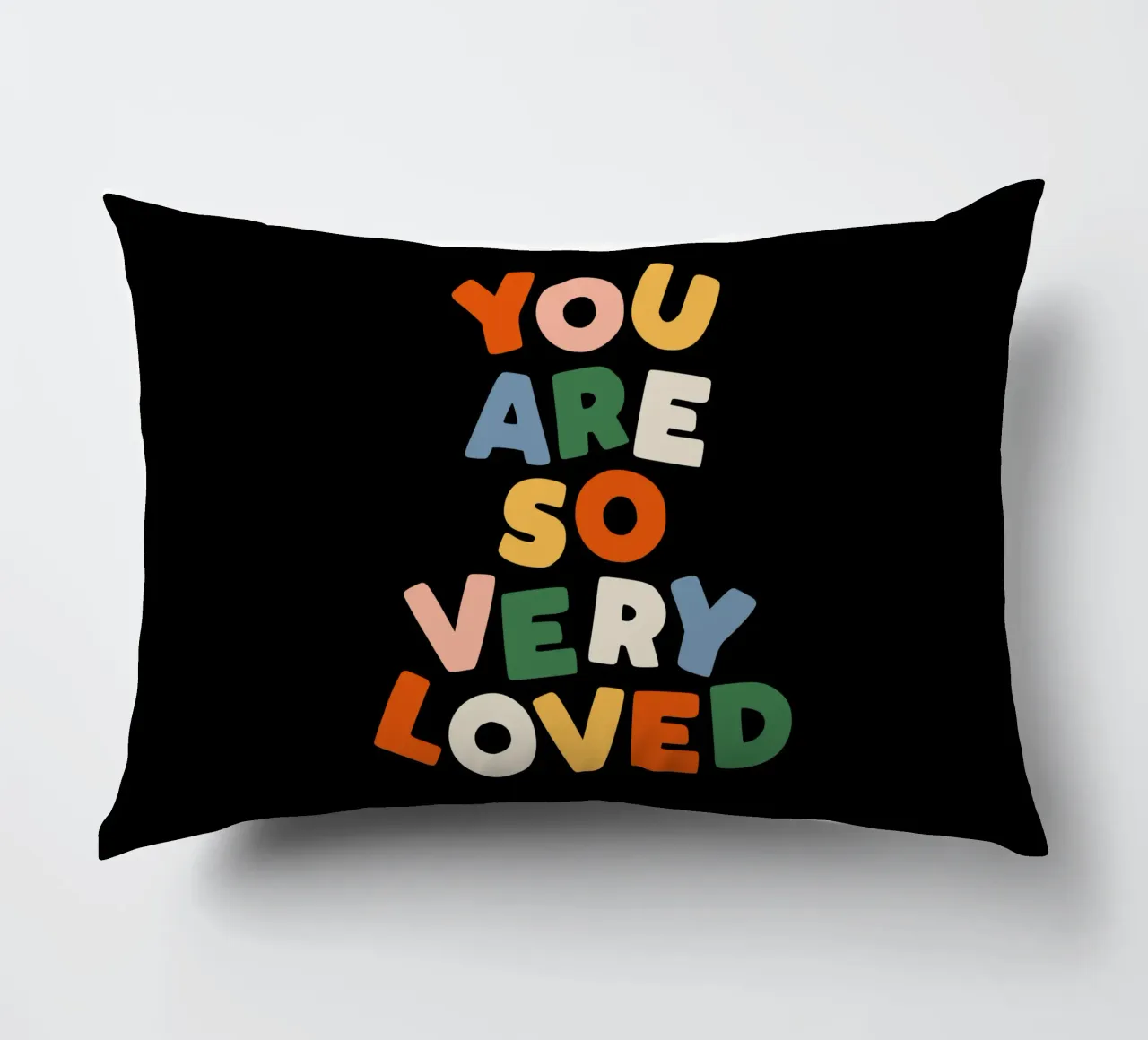 You Are So Very Loved en rouge, vert, bleu, jaune et pêche coussin de THE MOTIVATED TYPE
