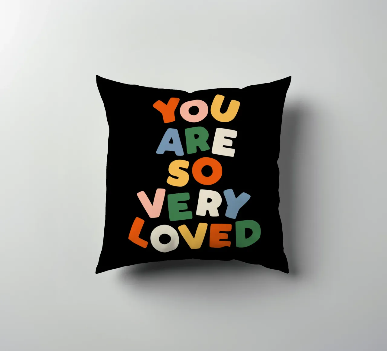 You Are So Very Loved en rouge, vert, bleu, jaune et pêche coussin de THE MOTIVATED TYPE