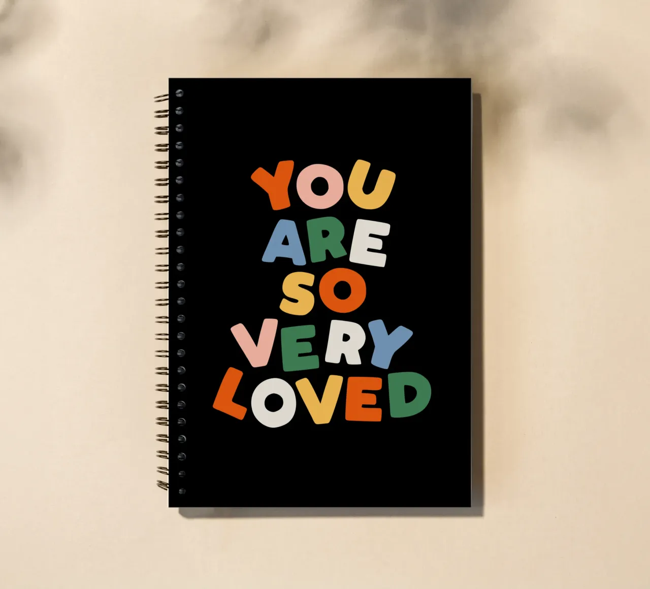 You Are So Very Loved en rouge, vert, bleu, jaune et pêche carnet à spirale de THE MOTIVATED TYPE