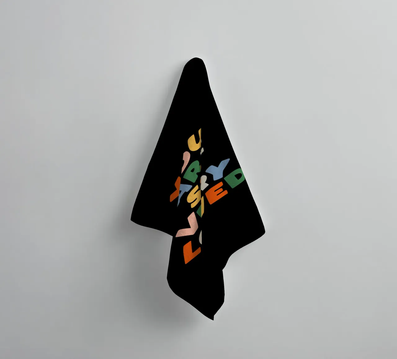 You Are So Very Loved en rouge, vert, bleu, jaune et pêche serviette de bain de THE MOTIVATED TYPE