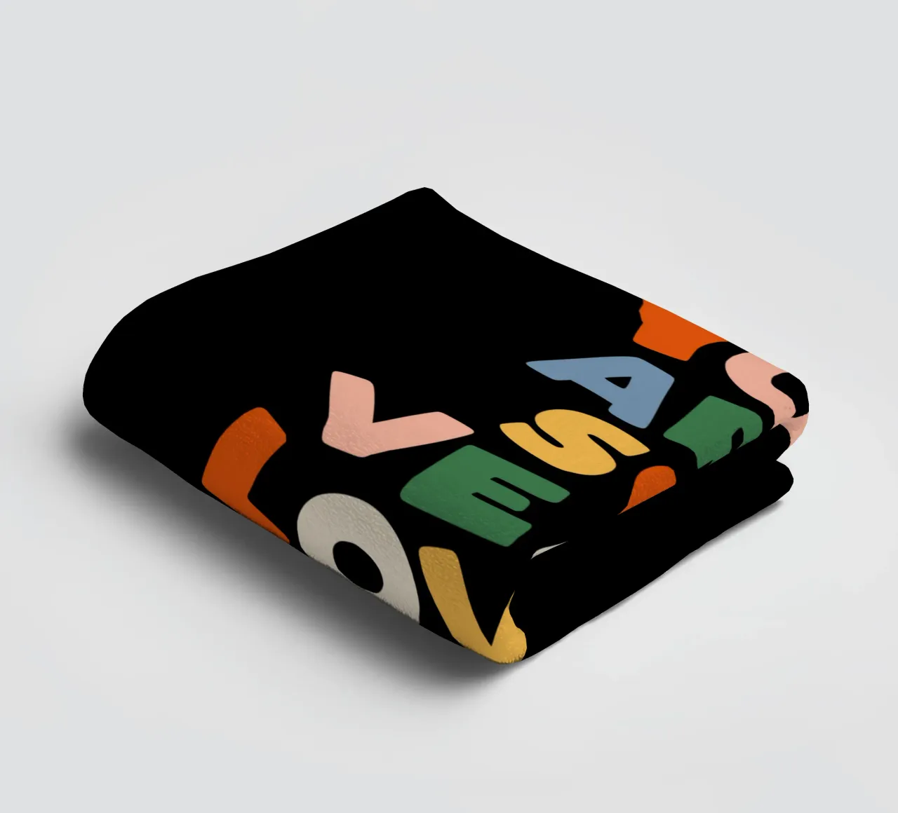 You Are So Very Loved en rouge, vert, bleu, jaune et pêche serviette de bain de THE MOTIVATED TYPE