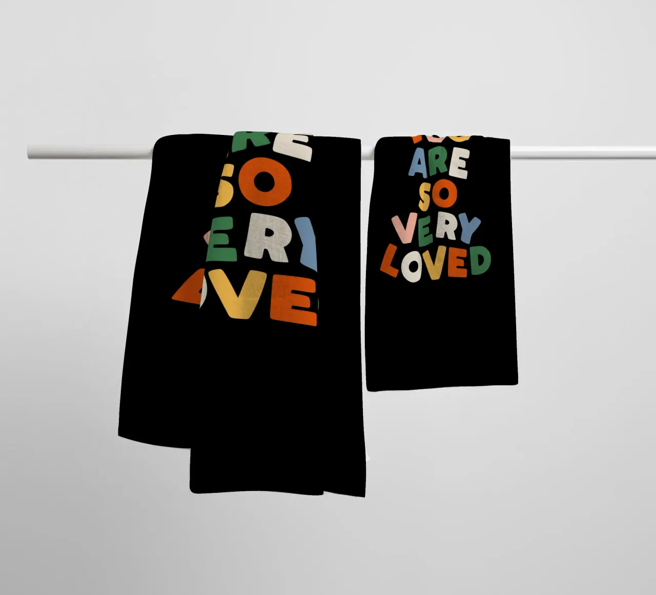 You Are So Very Loved en rouge, vert, bleu, jaune et pêche serviette de bain de THE MOTIVATED TYPE
