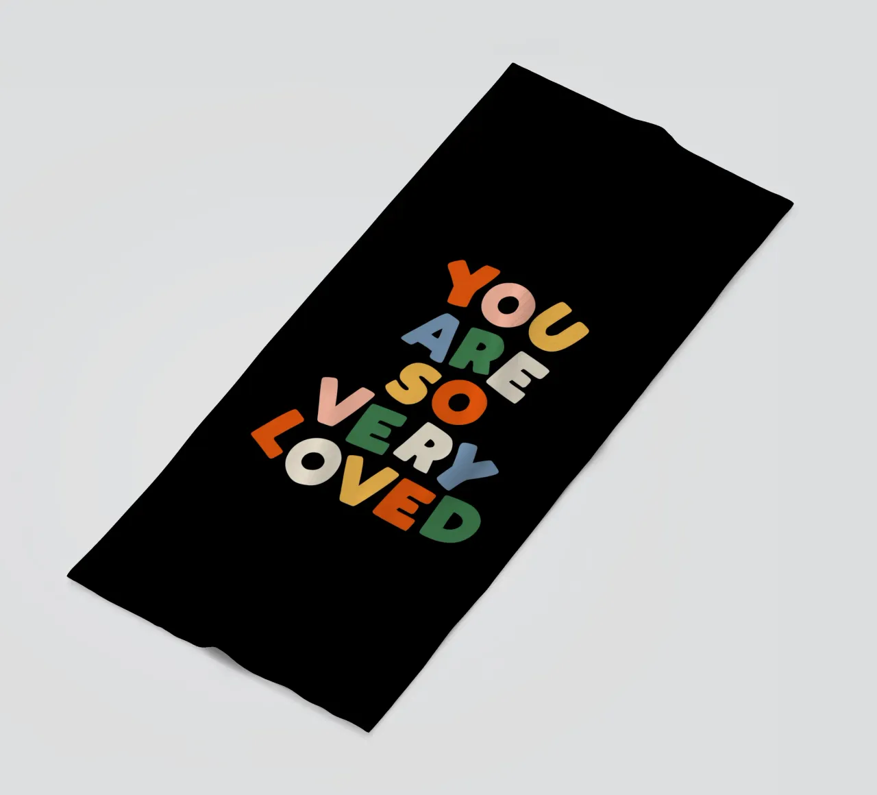 You Are So Very Loved en rouge, vert, bleu, jaune et pêche serviette de plage de THE MOTIVATED TYPE