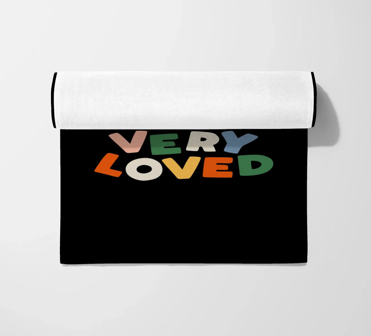 You Are So Very Loved en rouge, vert, bleu, jaune et pêche serviette de plage de THE MOTIVATED TYPE