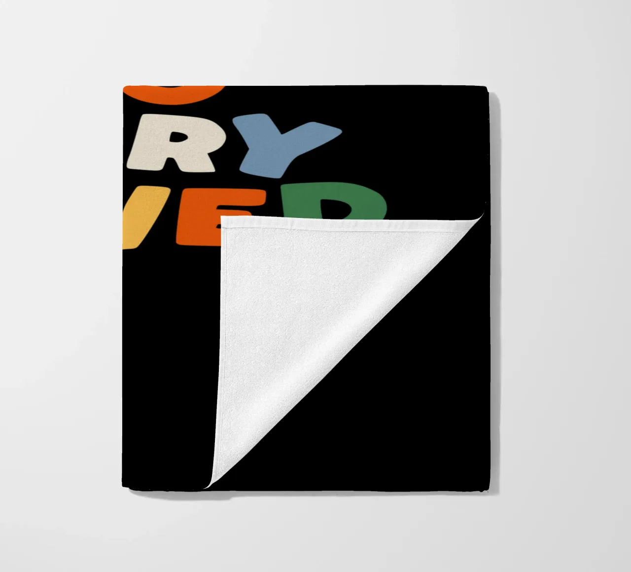 You Are So Very Loved en rouge, vert, bleu, jaune et pêche serviette de plage de THE MOTIVATED TYPE