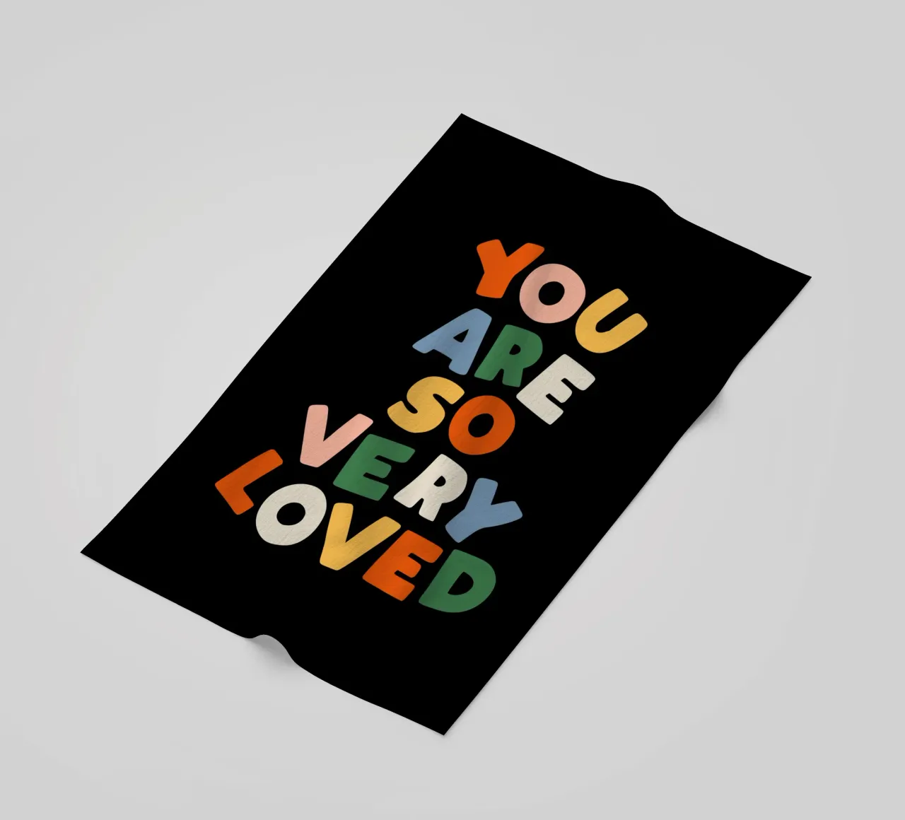 You Are So Very Loved en rouge, vert, bleu, jaune et pêche serviette de plage de THE MOTIVATED TYPE