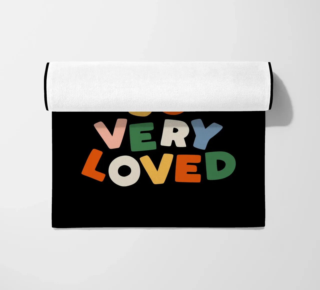 You Are So Very Loved en rouge, vert, bleu, jaune et pêche serviette de plage de THE MOTIVATED TYPE