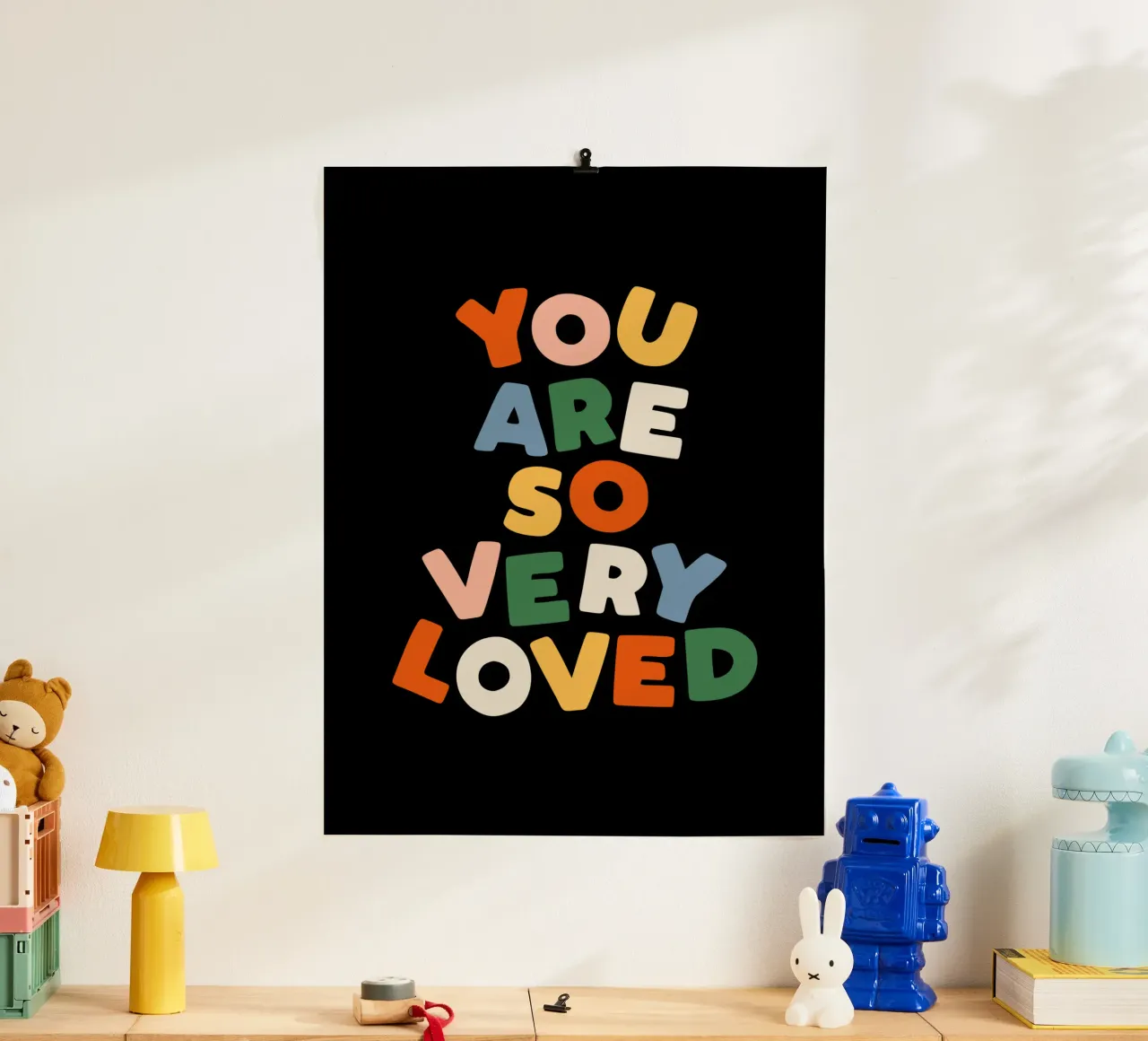 You Are So Very Loved en rouge, vert, bleu, jaune et pêche hahnemühle de THE MOTIVATED TYPE