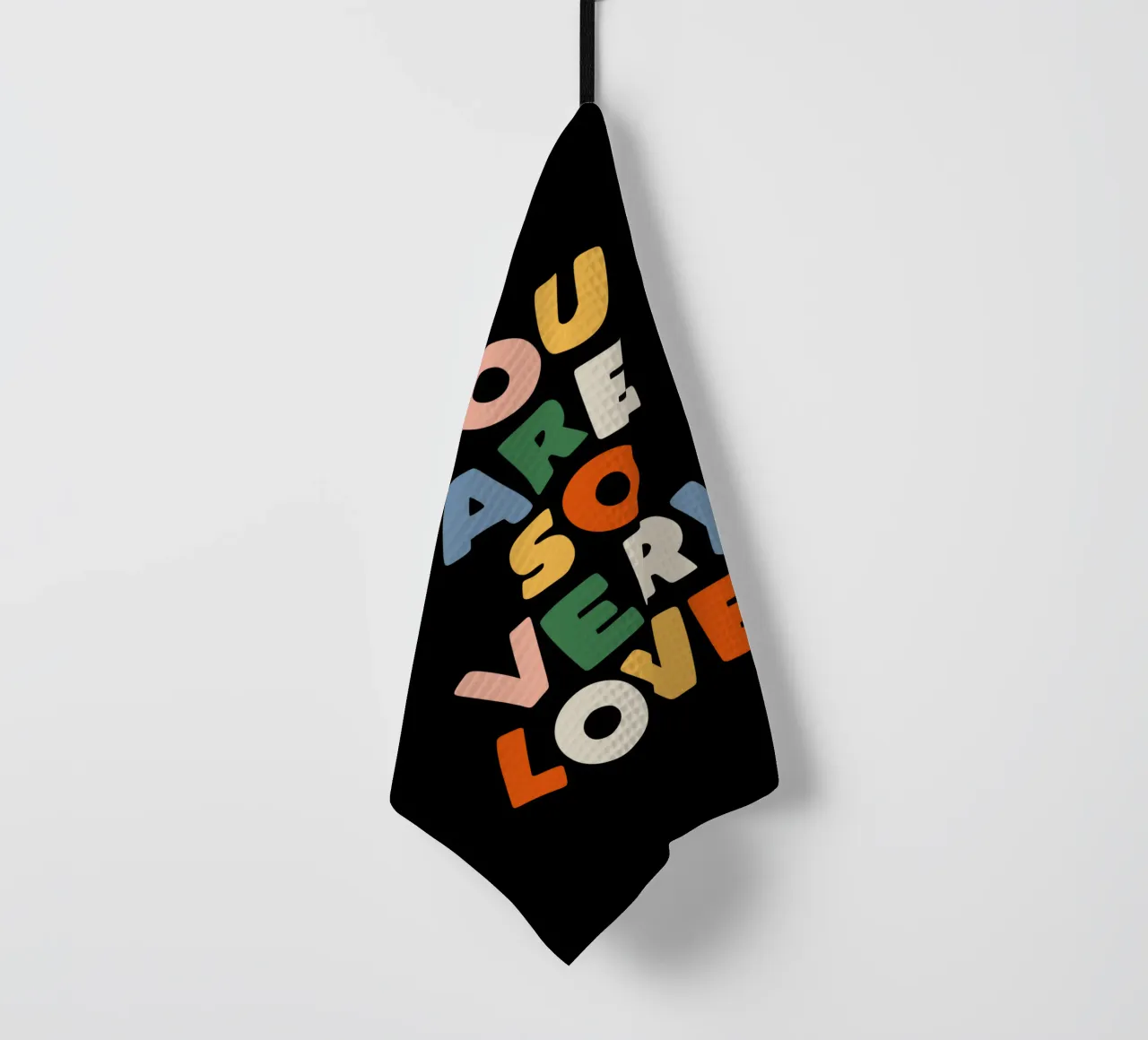 You Are So Very Loved en rouge, vert, bleu, jaune et pêche torchon de THE MOTIVATED TYPE