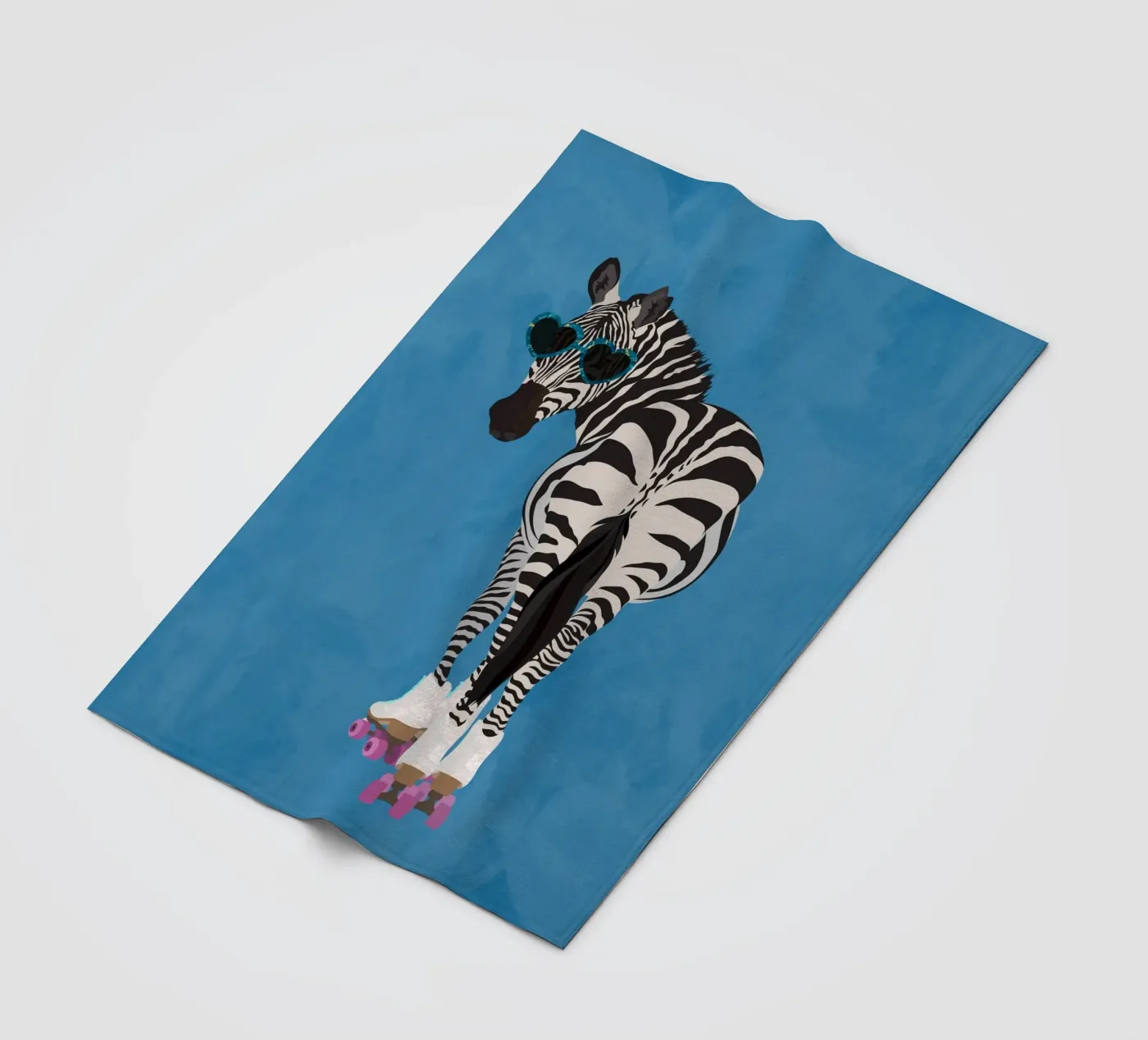 Zebra Rollerskating Fleecedecke von SarahManovski