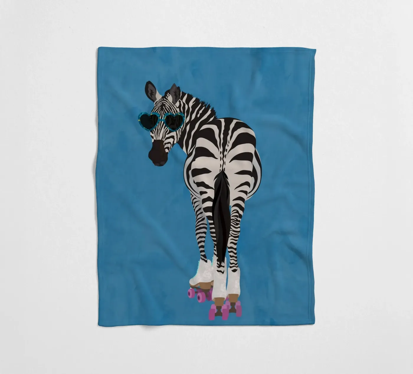 Zebra Rollerskating Fleecedecke von SarahManovski