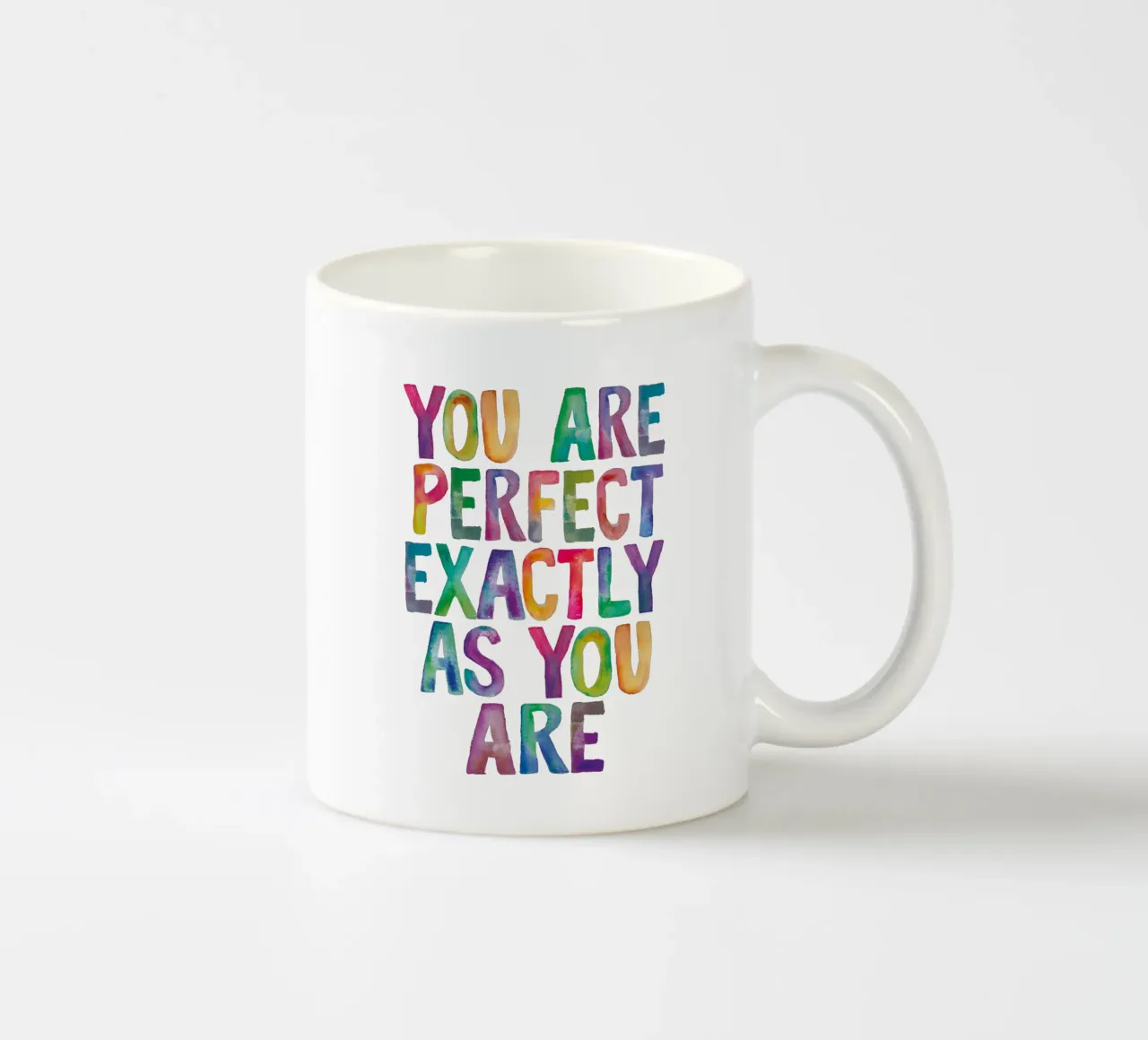 Sei perfetto esattamente come sei Tipografia arcobaleno tazza in ceramica da THE MOTIVATED TYPE