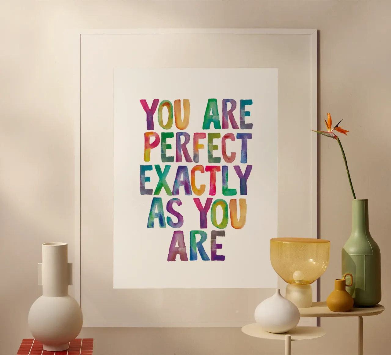 Sei perfetto esattamente come sei Tipografia arcobaleno poster con telaio in plastica da THE MOTIVATED TYPE