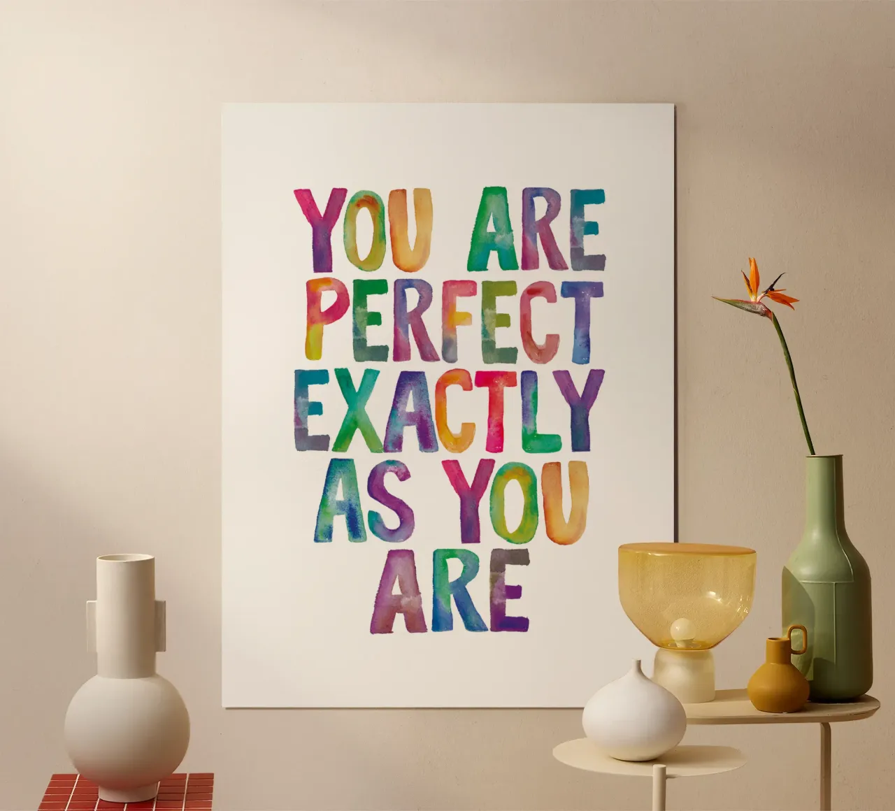 Sei perfetto esattamente come sei Tipografia arcobaleno poster con telaio in plastica da THE MOTIVATED TYPE