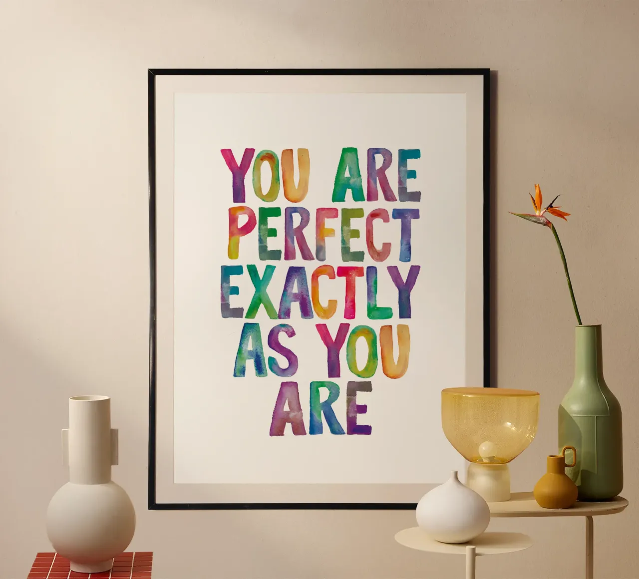 Sei perfetto esattamente come sei Tipografia arcobaleno poster con telaio in plastica da THE MOTIVATED TYPE