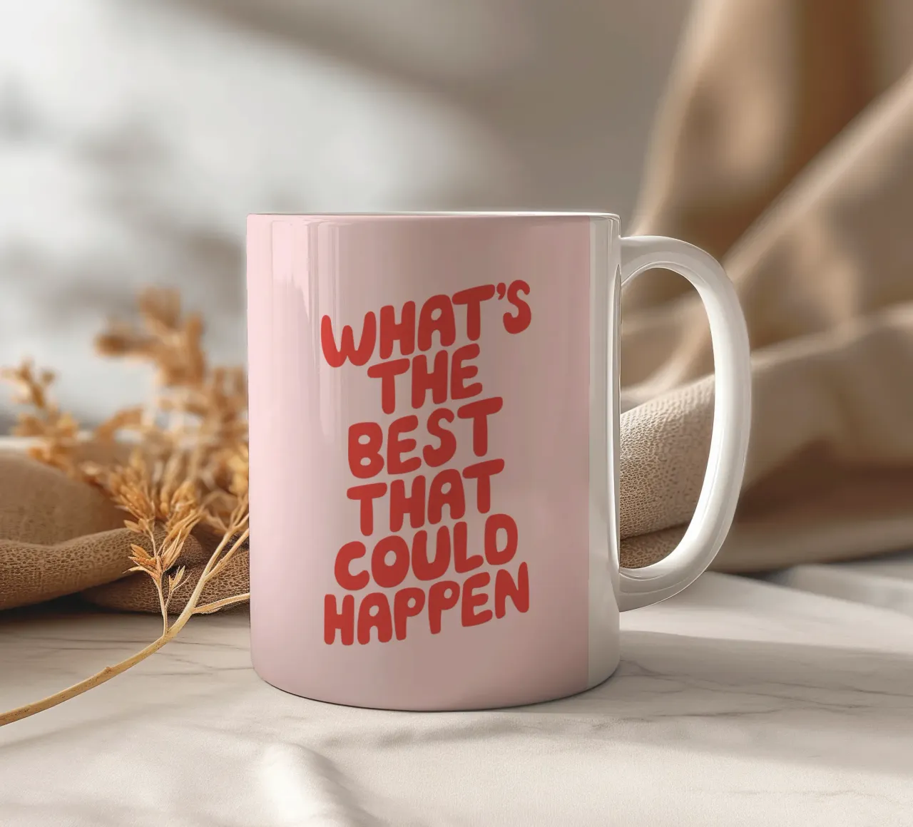 Tipografia "What's The Best That Could Happen" in rosso e inchiostro tazza in ceramica da THE MOTIVATED TYPE