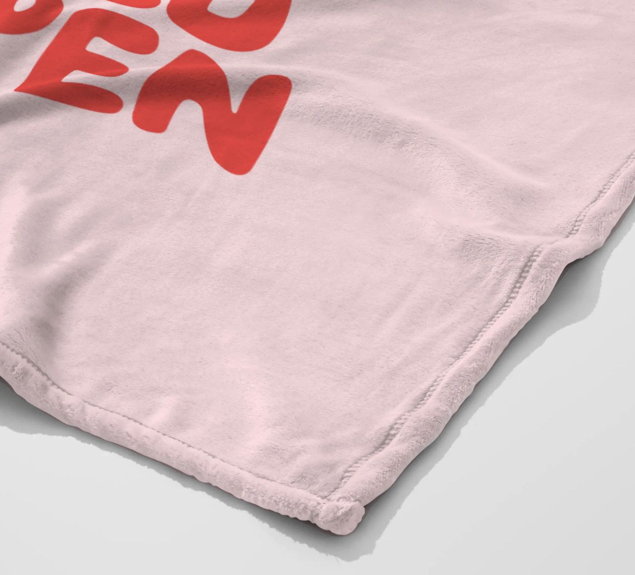 Tipografia "What's The Best That Could Happen" in rosso e inchiostro coperta in pile da THE MOTIVATED TYPE