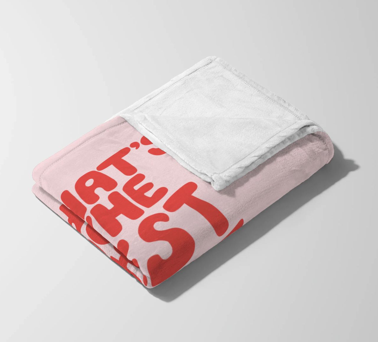 Tipografia "What's The Best That Could Happen" in rosso e inchiostro coperta in pile da THE MOTIVATED TYPE