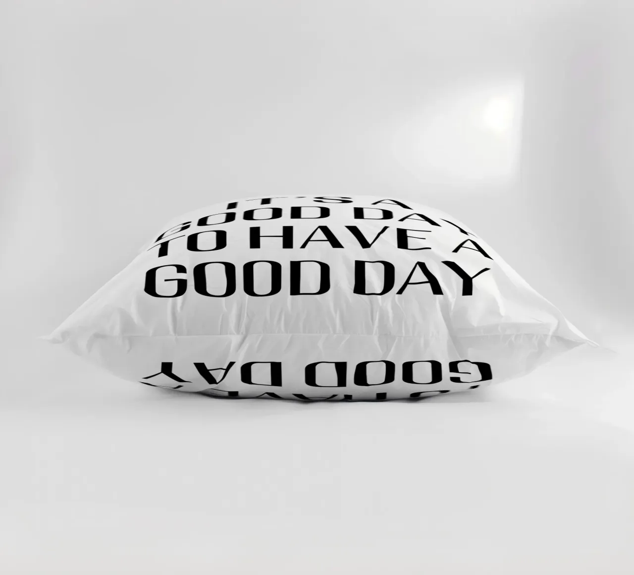 It's a good day to have a good day cuscino da Typo Designs