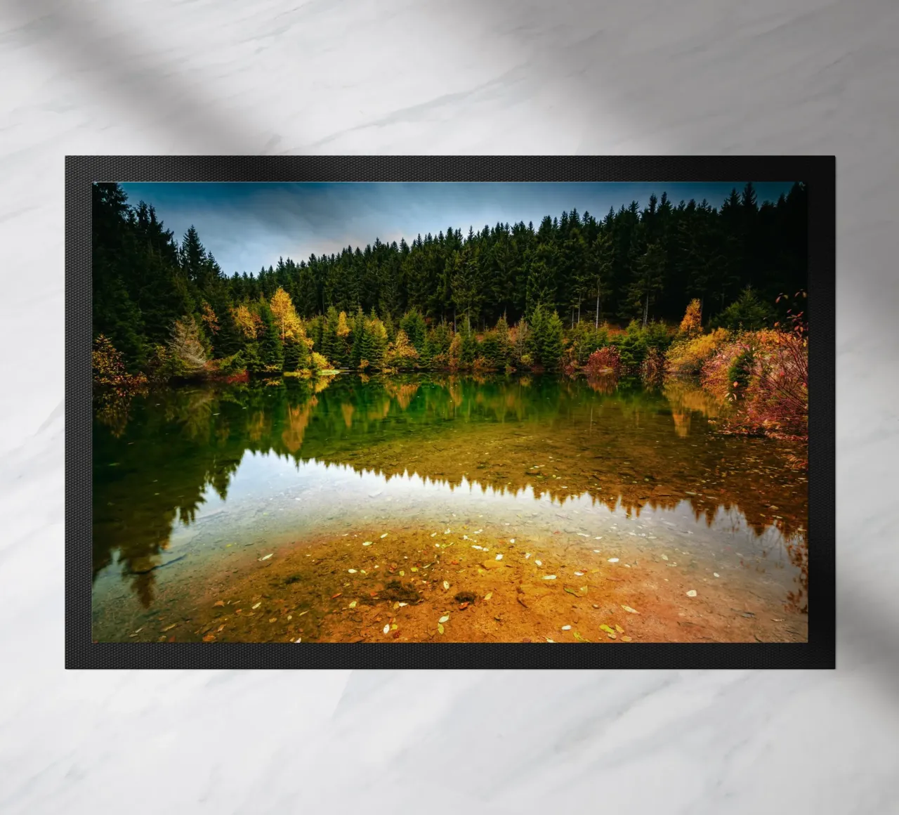 Riflesso della foresta nel "laghetto" di Oberwiesenthal zerbino da Marcus Beckert | Fotografie