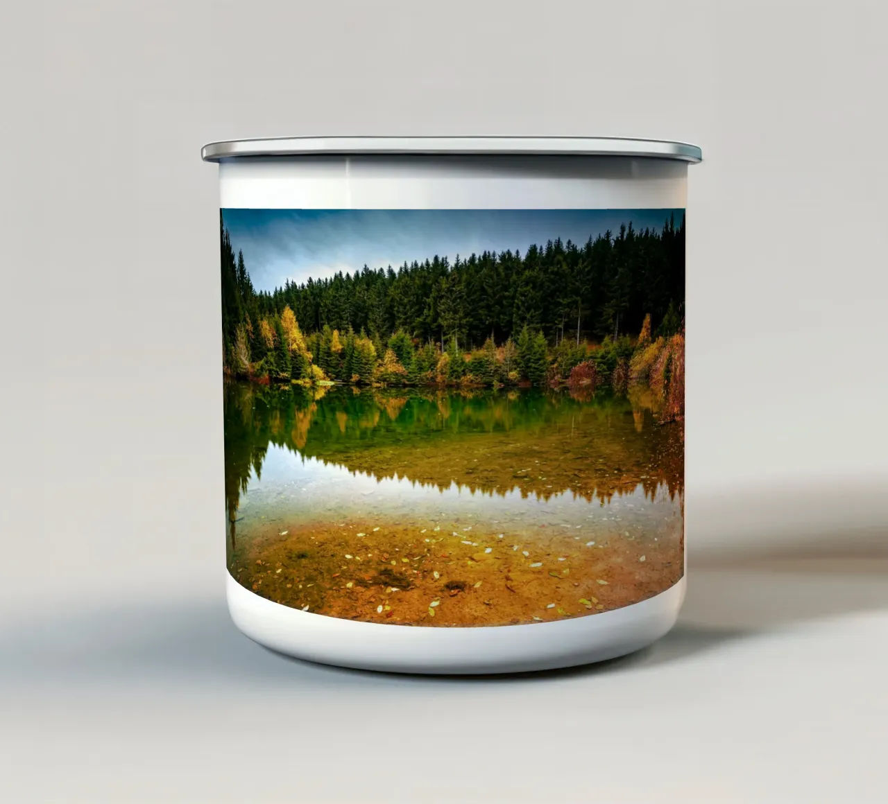 Riflesso della foresta nel "laghetto" di Oberwiesenthal tazza in smalto da Marcus Beckert | Fotografie