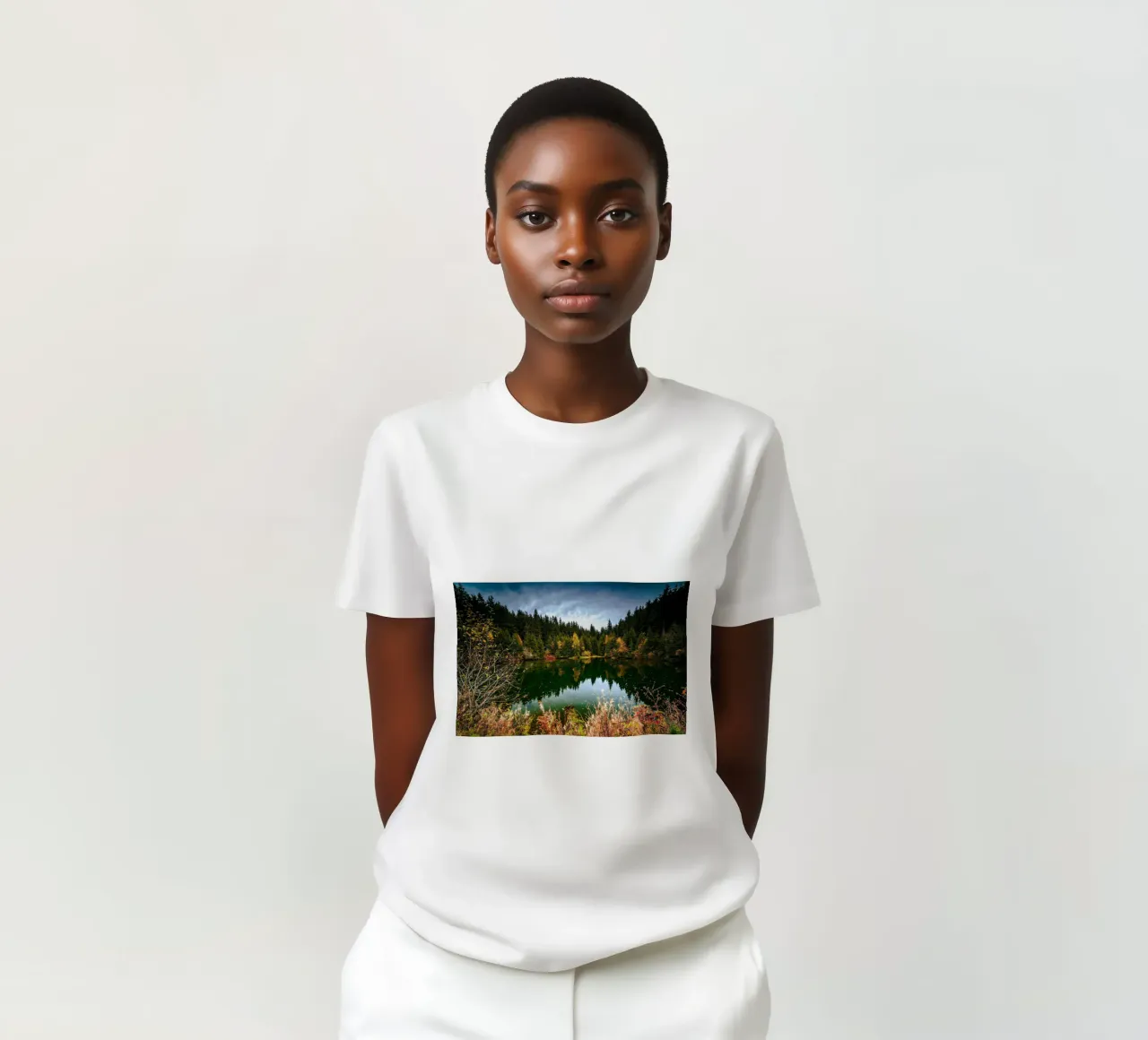 Spiegelung der Bäume im „Kleiner See“ in Oberwiesenthal T-Shirt von Marcus Beckert | Fotografie