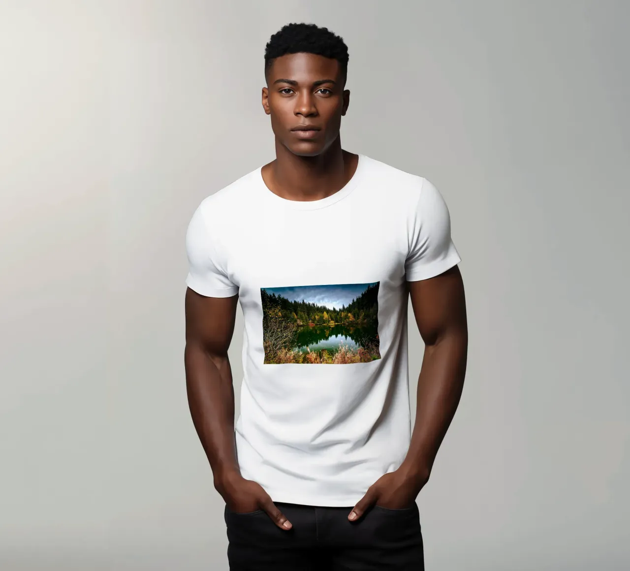 Spiegelung der Bäume im „Kleiner See“ in Oberwiesenthal T-Shirt von Marcus Beckert | Fotografie