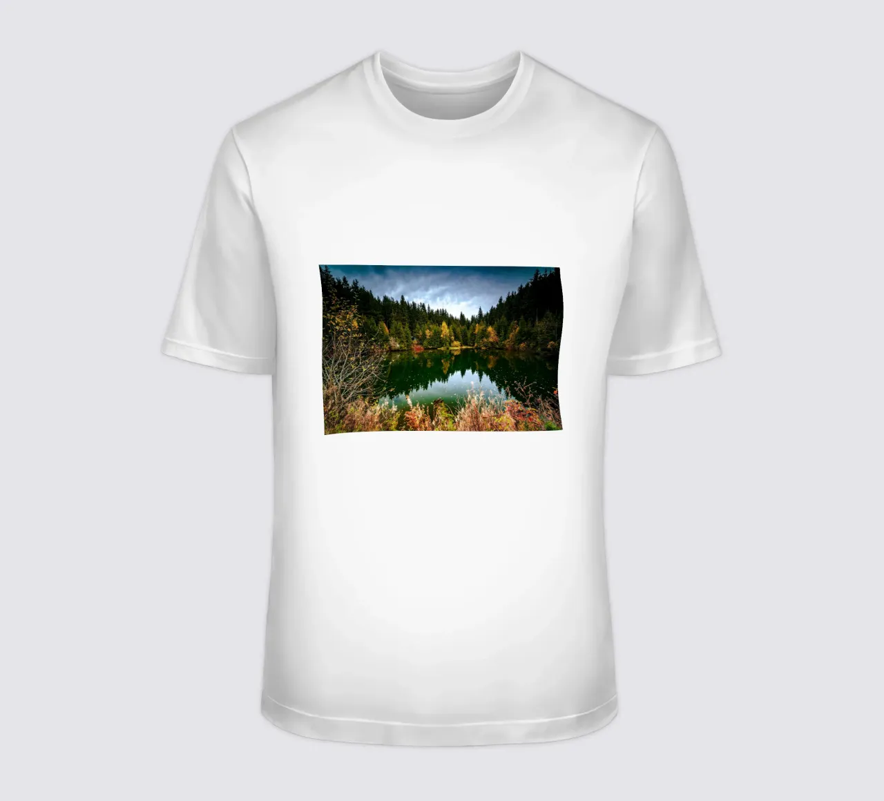 Spiegelung der Bäume im „Kleiner See“ in Oberwiesenthal T-Shirt von Marcus Beckert | Fotografie