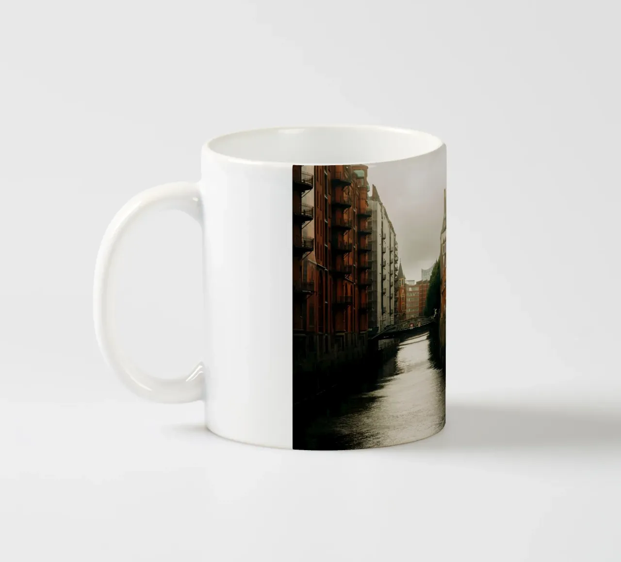 Hamburg im Regen – Stimmungsvolles Foto vom Wasserschloss Keramik Tasse von Bold and Retro