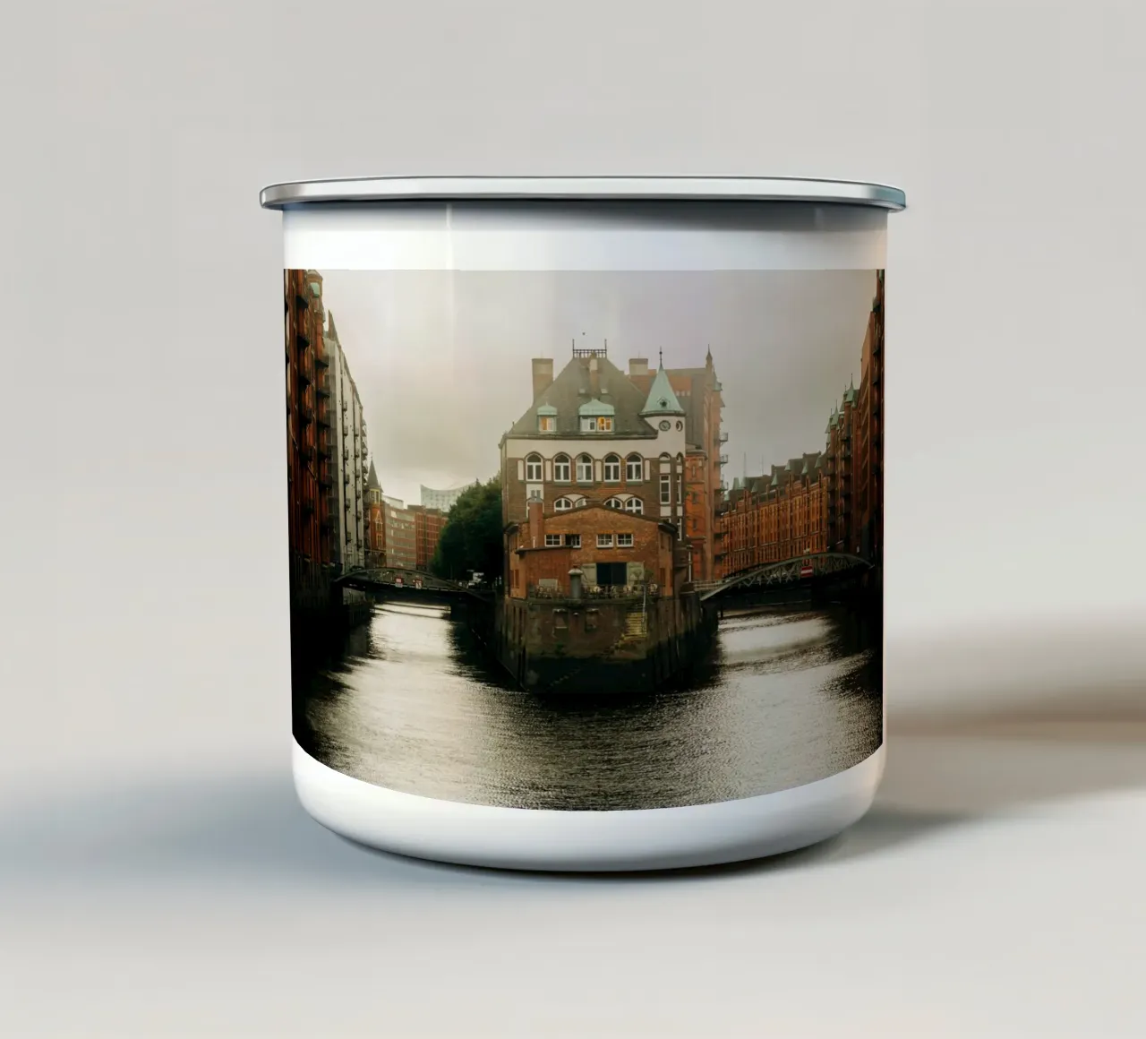 Amburgo sotto la pioggia - foto d'atmosfera del castello con fossato tazza in smalto da Bold and Retro