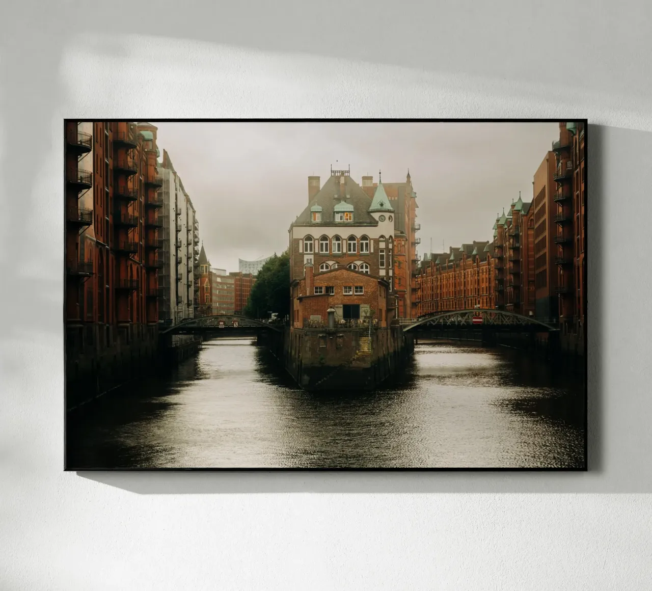 Amburgo sotto la pioggia - foto d'atmosfera del castello con fossato plexiglass da Bold and Retro
