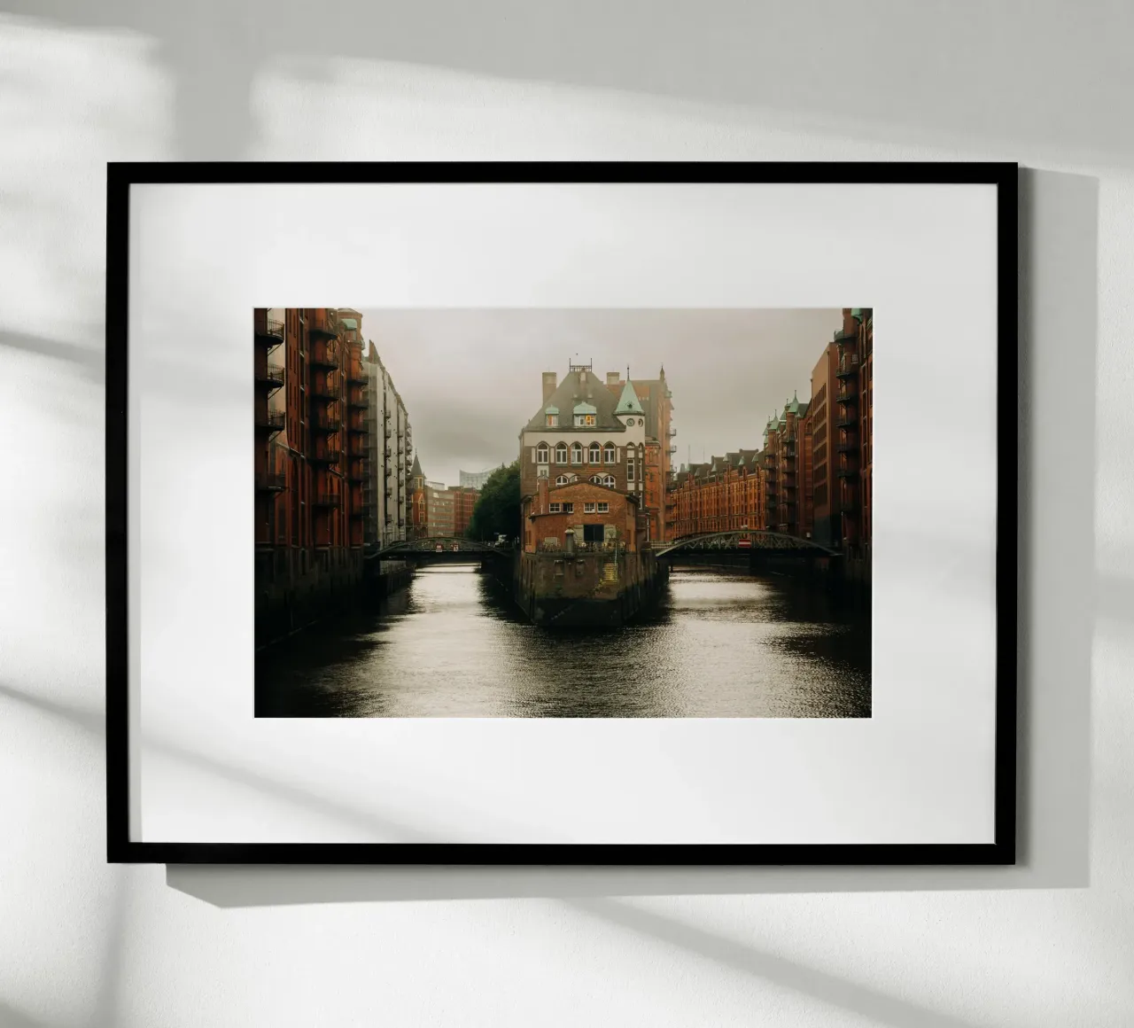 Amburgo sotto la pioggia - foto d'atmosfera del castello con fossato carta hahnemühle da Bold and Retro