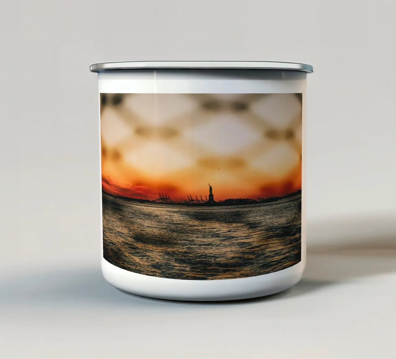 Tramonto a New York - Vista della Statua della Libertà tazza in smalto da Bold and Retro