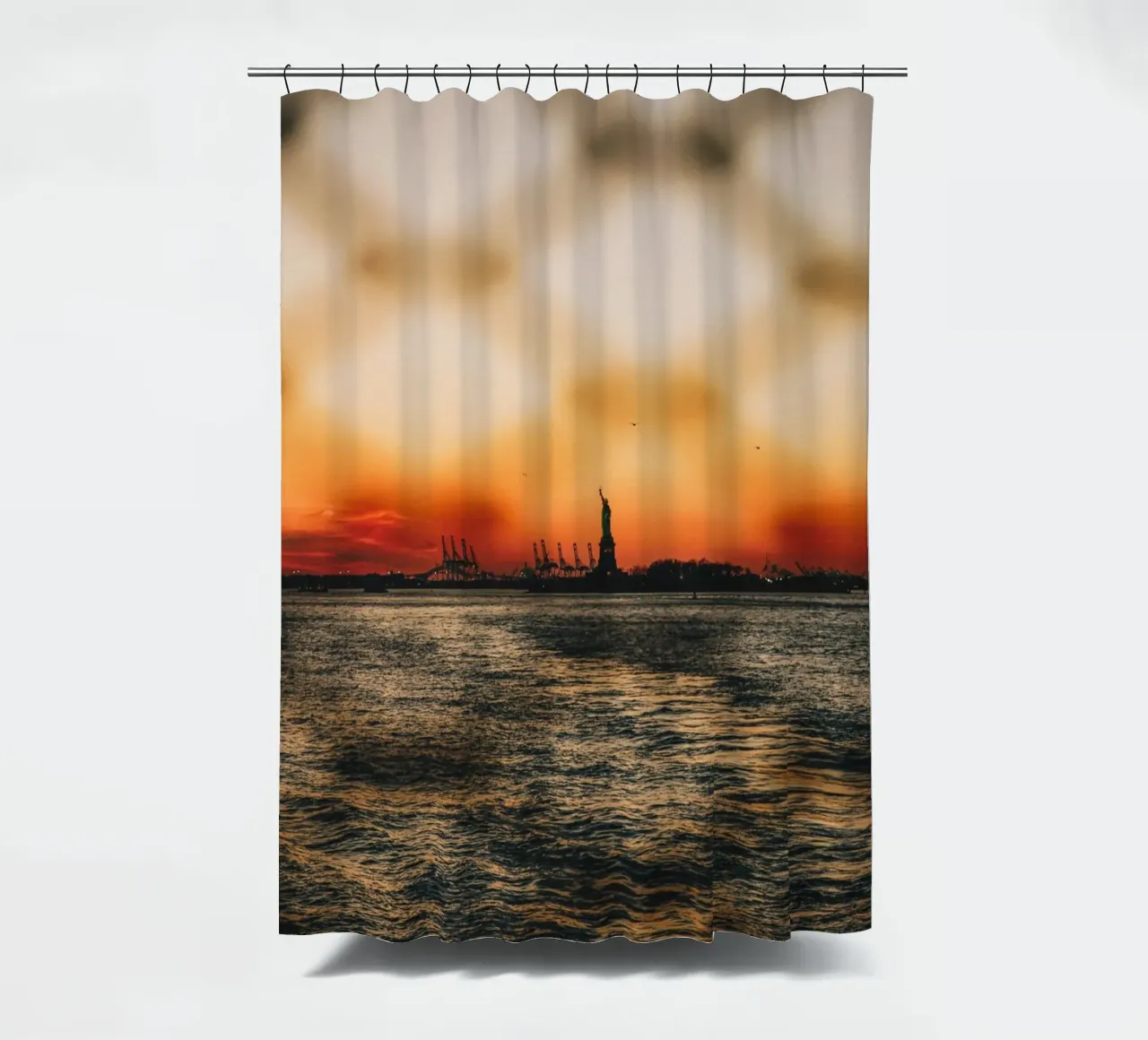 Zonsondergang in New York - Uitzicht op het Vrijheidsbeeld douchegordijn van Bold and Retro