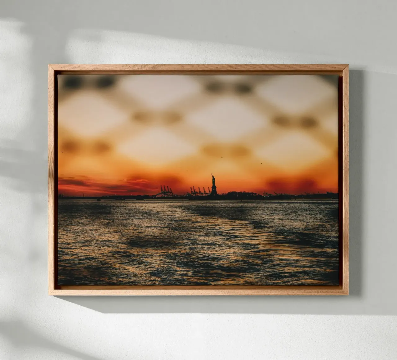 Zonsondergang in New York - Uitzicht op het Vrijheidsbeeld canvas met Baklijst van Bold and Retro