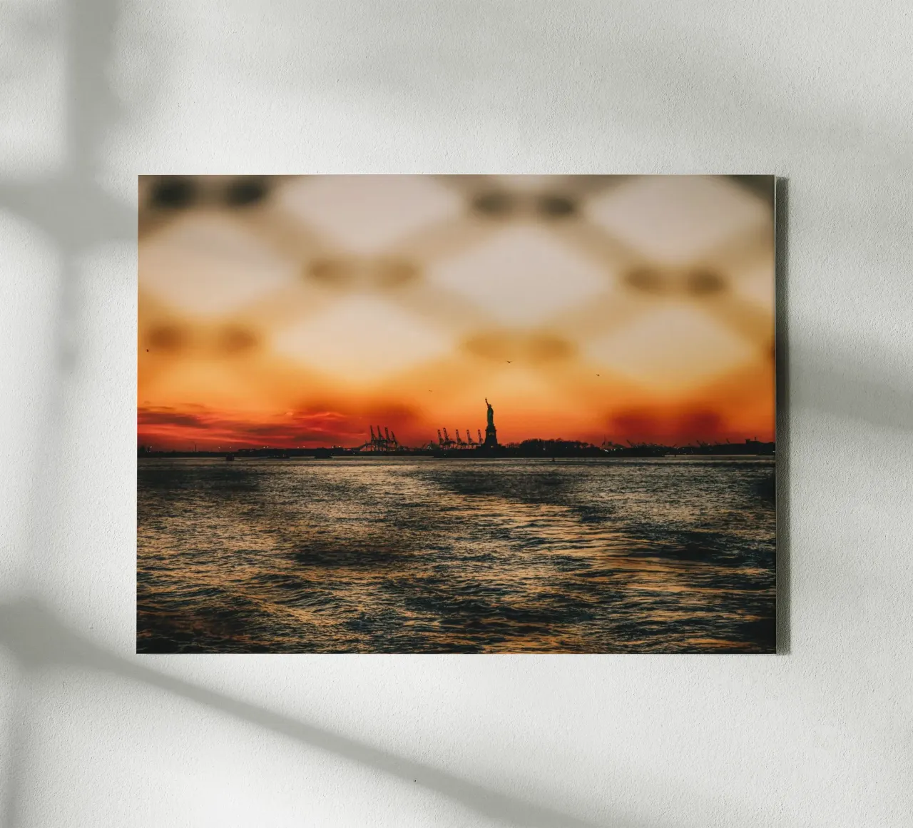 Zonsondergang in New York - Uitzicht op het Vrijheidsbeeld canvas met Baklijst van Bold and Retro