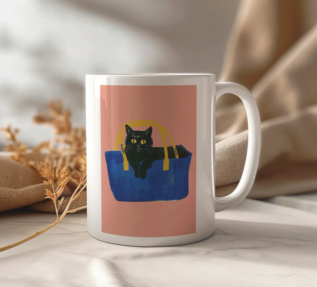 Illustrazione di un gatto nero in una borsa blu tazza in ceramica da Peaches Art Prints
