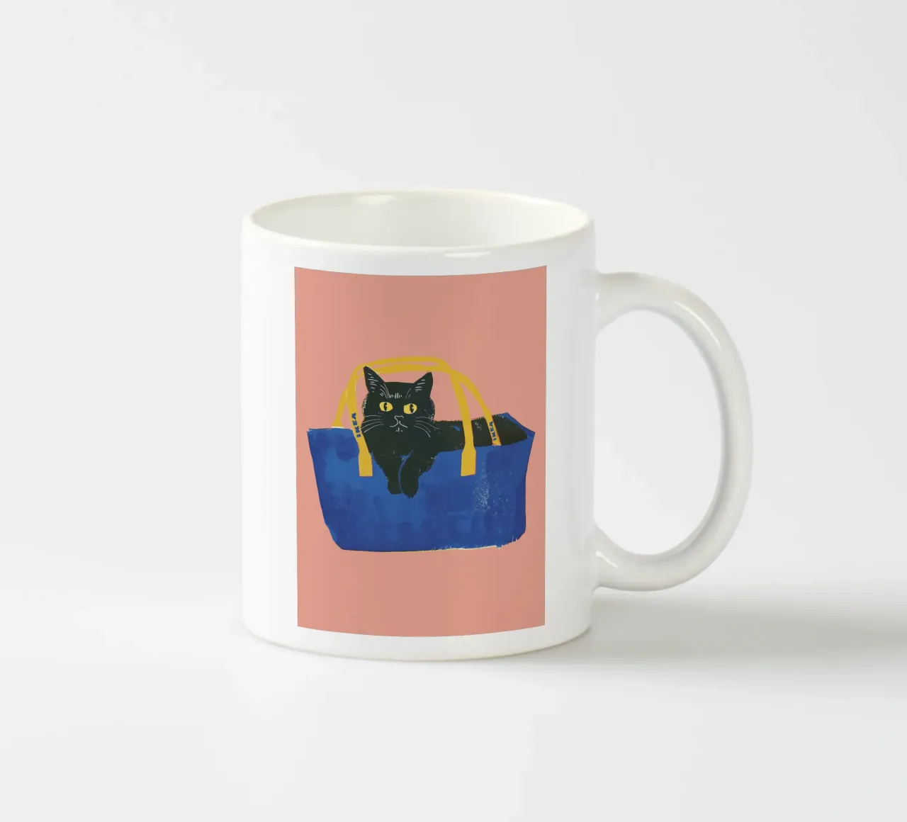 Illustrazione di un gatto nero in una borsa blu tazza in ceramica da Peaches Art Prints