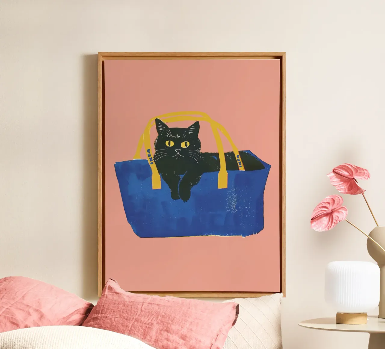 Illustrazione di un gatto nero in una borsa blu tela con Cornice a cassetta da Peaches Art Prints