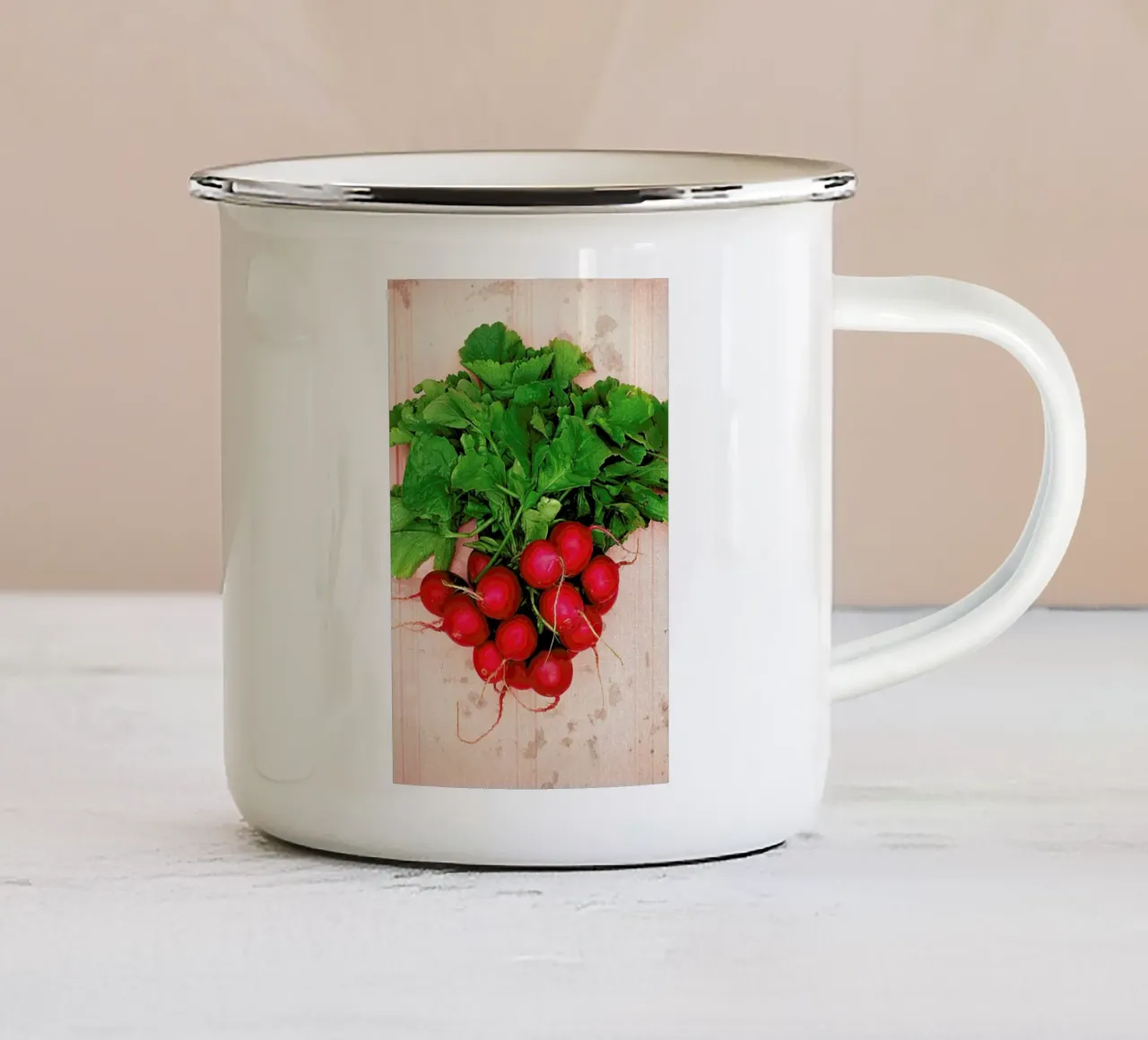 Radishes tazza in smalto da Keri Bevan