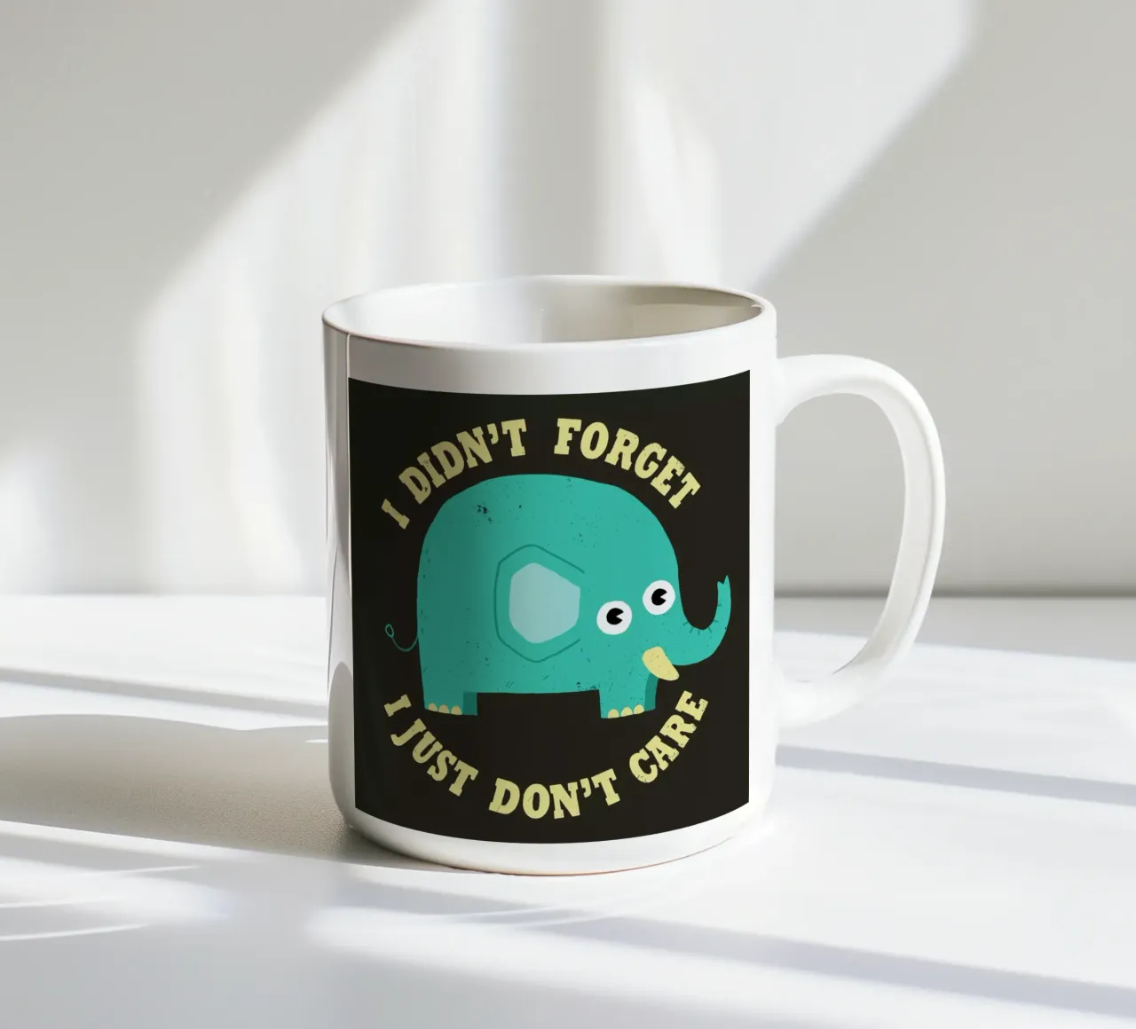 An Elephant Never Cares tazza in ceramica da DinoMike
