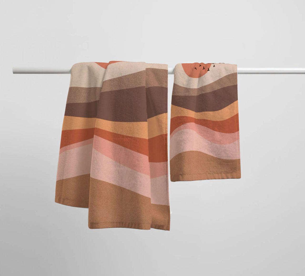 Troupeau d'oiseaux sur un paysage au lever du soleil - Mocha Mousse serviette de bain de Dominique Vari